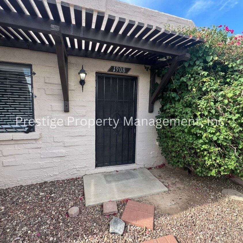 !!Charming Townhome With Fenced Yard!! - !!Charming Townhome With Fenced Yard!!