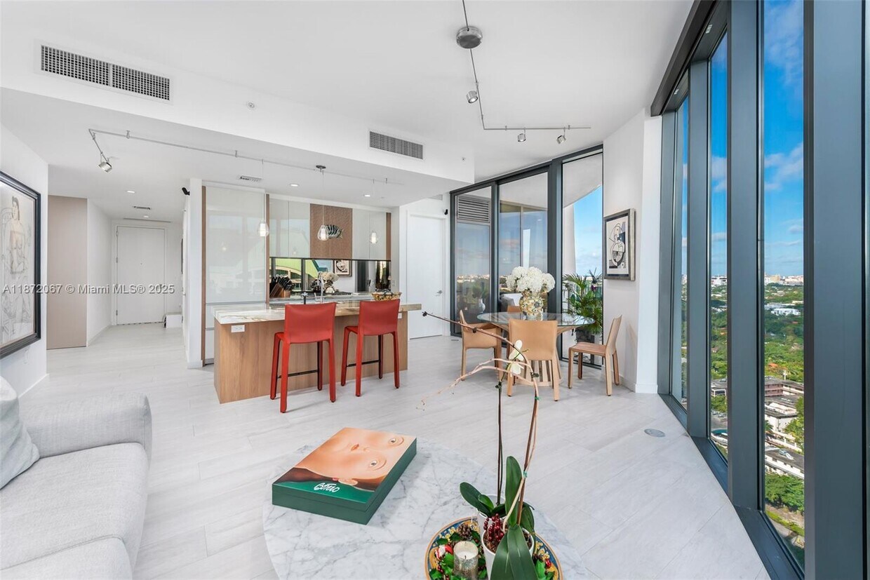 Foto principal - 2831 S Bayshore Dr