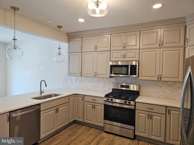 Building Photo - 646 Oak Dr