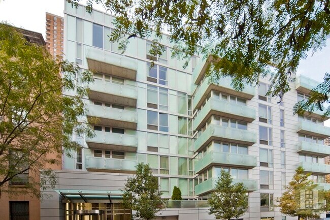 Building Photo - 464 W 44th St