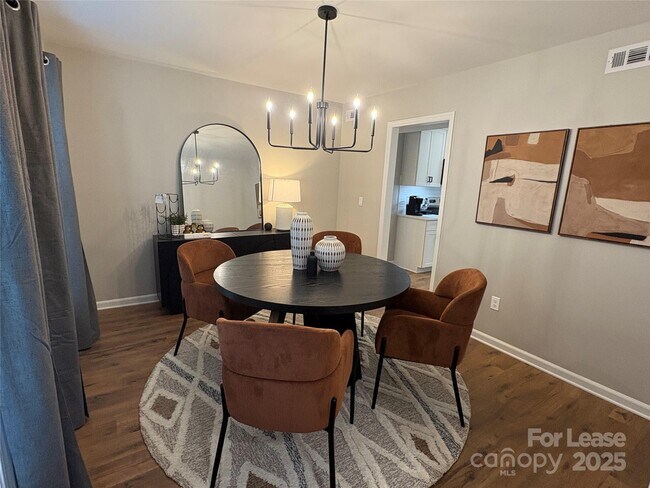 Foto del edificio - 7901 Saddleview Ct