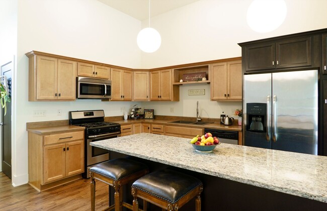 Foto del edificio - $300 SIGNING BONUS! 3 Bedroom Townhome Ava...