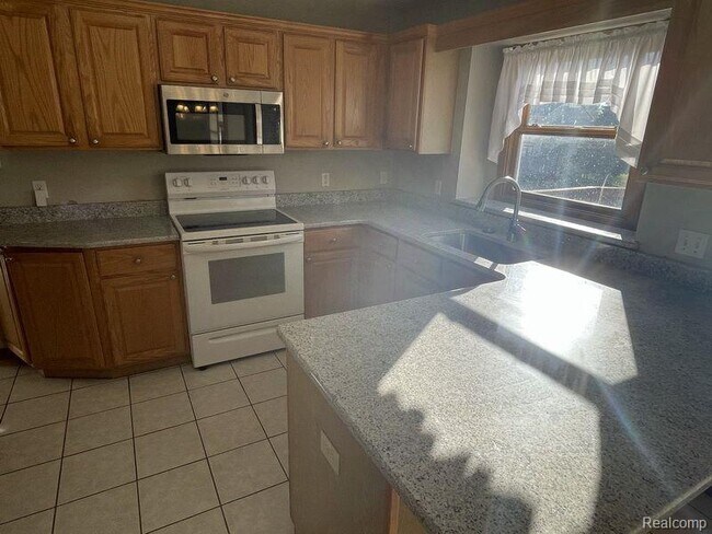 Building Photo - 570 Chasseur Dr