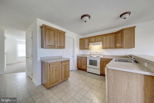 Building Photo - 5 Shady Tree Ct