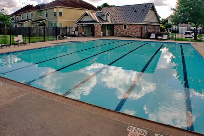 Building Photo - 16016 Summerville Lake Dr