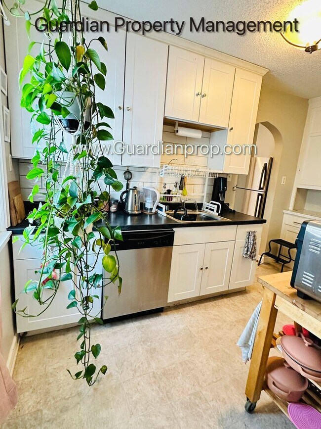 Foto del edificio - South Minneapolis Side by Side, Laundry, Dishwasher, Fenced Yard, Storage,  1 Car Garage available,