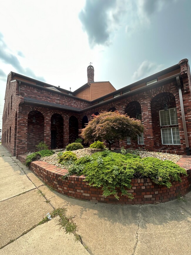 Front of Building - 524 W 5th Ave