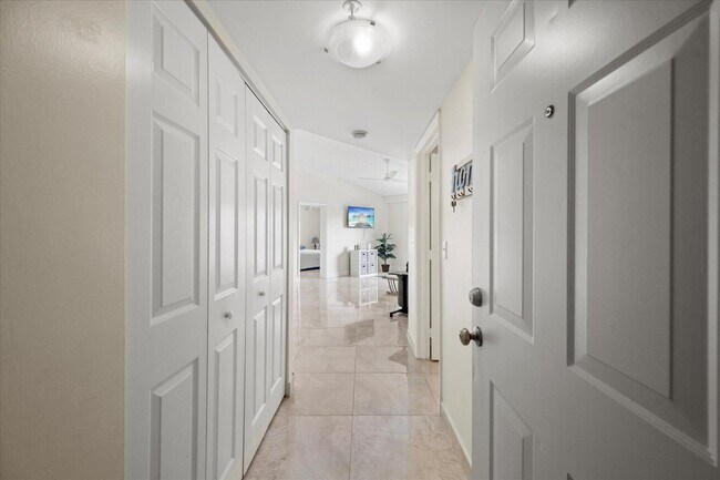 Building Photo - 1100 Crestwood Ct S