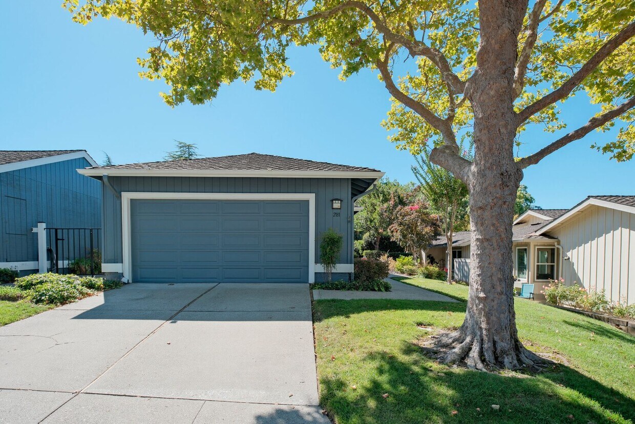 Primary Photo - Spacious 3 Bedroom 2 Bath townhome for ren...