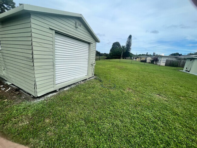 Building Photo - 249 SW Lucero Dr