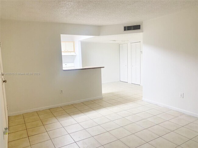 Foto del edificio - 7215 NW 179th St
