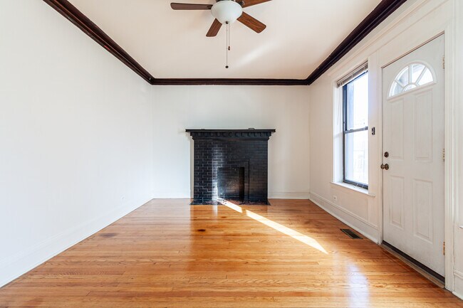 Foto del edificio - 910 W Belle Plaine Ave