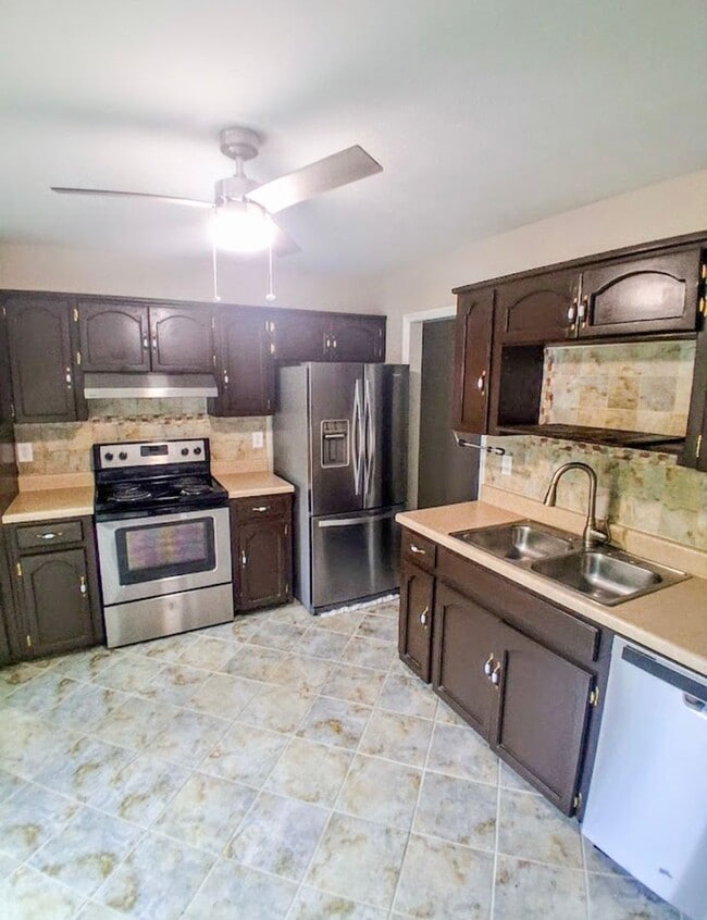 Building Photo - Spacious 3 Bedroom Townhouse for Rent!