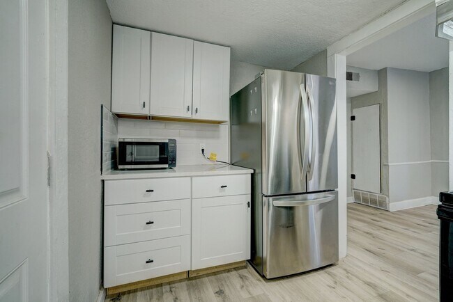 Foto del edificio - Modern Charm: Stylishly Renovated 2-Bedroo...