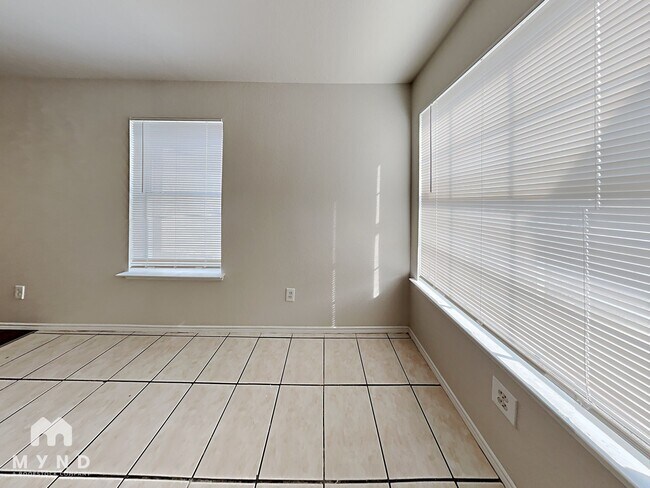 Foto del edificio - 314 Queens Ct N