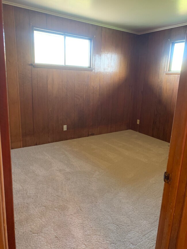 bedroom - 1070 Pittsburgh Rd