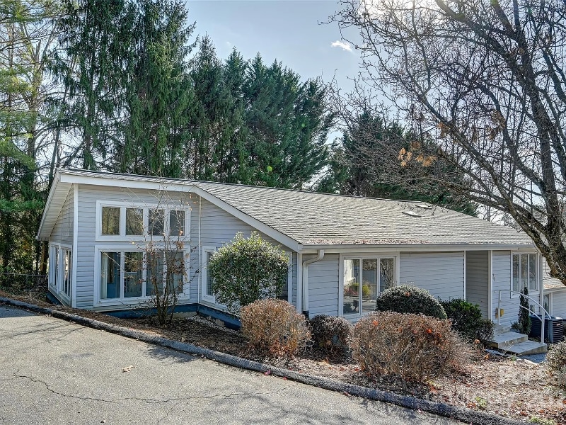 Primary Photo - 71 Hollybrook Dr