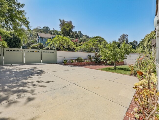 Set back from Street - 4009 Beverly Glen Blvd