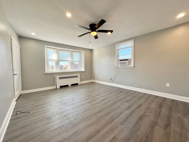 Building Photo - 2 Bedroom 1 Bath Apartment Available Now
