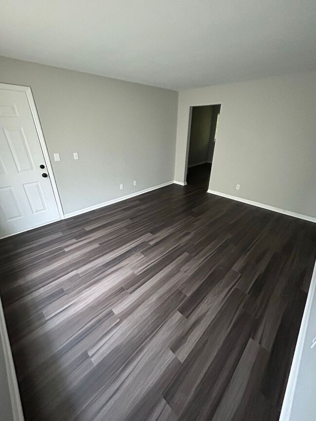 Building Photo - 2 Bedroom Apartment in Carrollton City Lim...