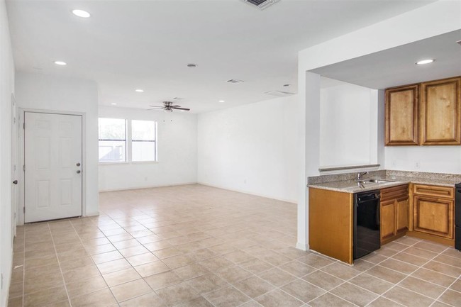 Building Photo - 4303 Oak Ridge Dr