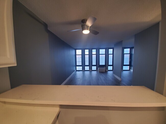 Foto del edificio - 6700 S South Shore Dr