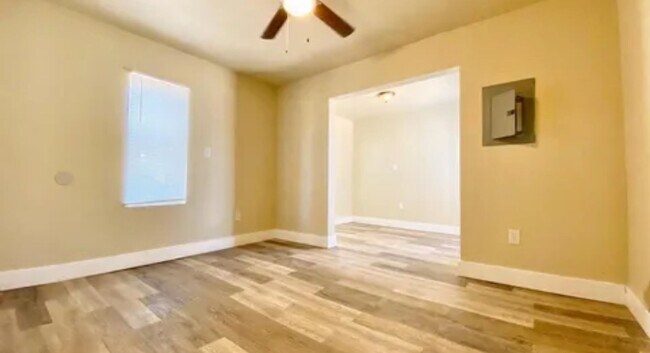 Building Photo - Large 2 Bedroom House