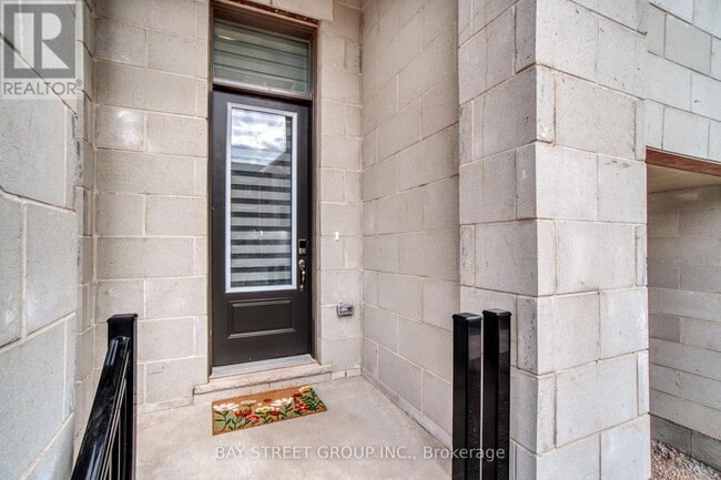 Building Photo - 1375 Kaniv St