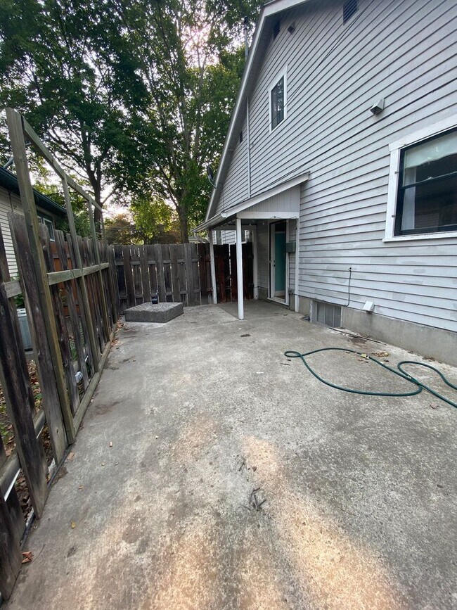 Building Photo - Lovely 3 bedroom 1 bath home on Normal Hil...