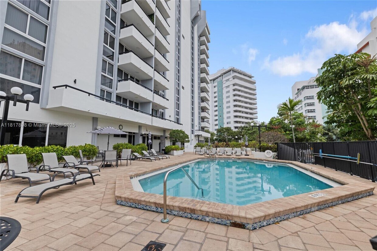 Foto principal - 3200 Collins Ave