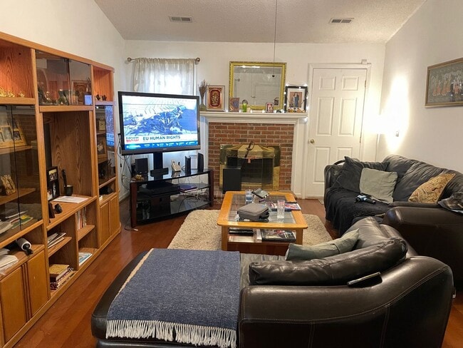 Building Photo - 3 BED, 2 BATH FULLY FURNISHED HOME! $1,600...