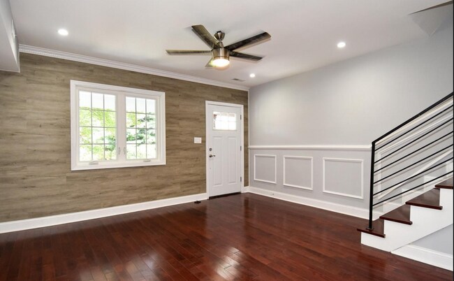Sala de estar - 1373 Downing St NE