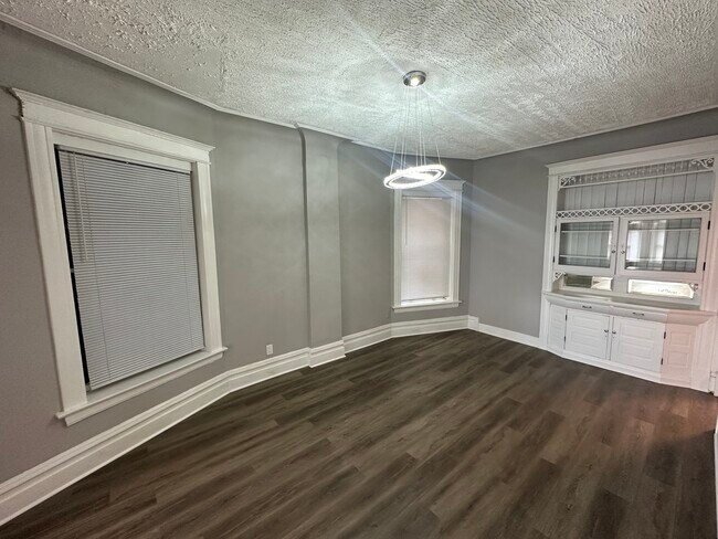 Building Photo - 6426 S Ingleside Ave