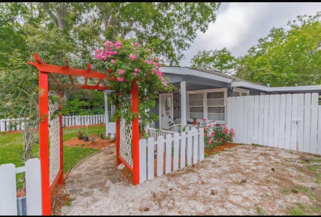 Building Photo - 4910 Charles St