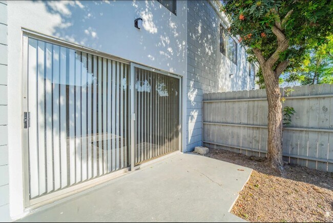 Building Photo - Mellmanor Townhouse Apts