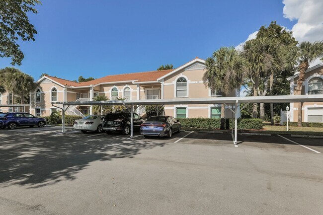 Foto del edificio - 2 bed + den 2 bath condo, just 2.5 miles from the beach!