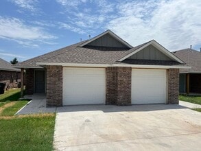 Building Photo - 1418 SW Texas Ave