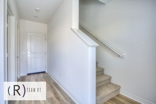 Building Photo - Gorgeous 3 Story 4 Bedroom 3.5 Bathroom Br...