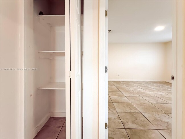 Foto del edificio - 1202 NW 61st St