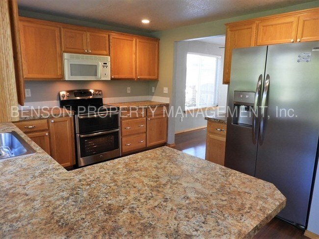 Building Photo - 5 Bedroom Home New on the Market!