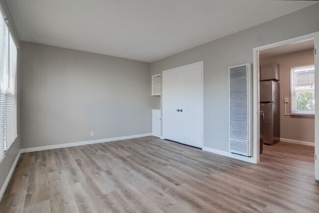Foto del edificio - Upgraded Studio in Belmont Shore Available Now!!
