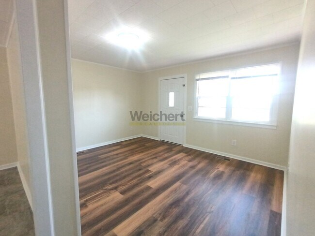 Foto del edificio - 4-Bed, 2-Bath house with huge backyard