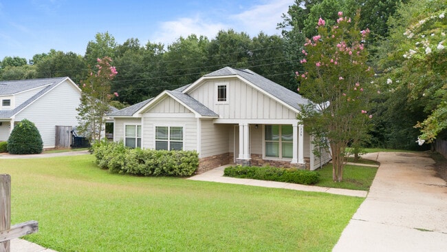 Photo - 335 Embry Ln House