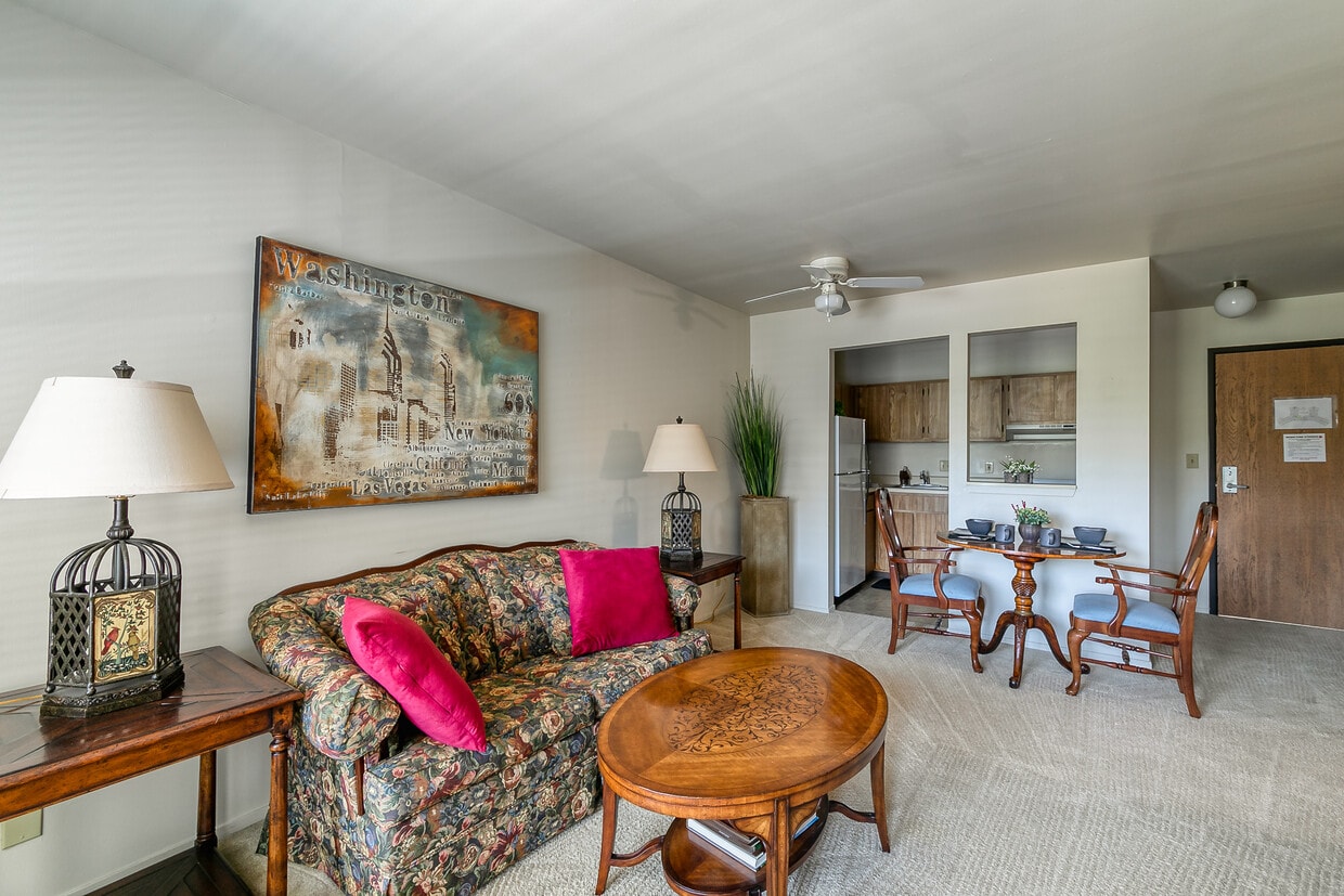 Living Room - ROSEHAVEN MANOR