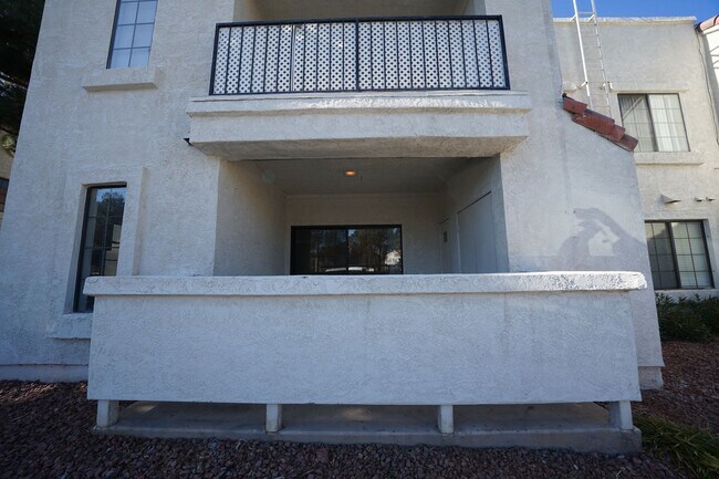 Foto del edificio - SHOWINGS AVAILABLE NOW
