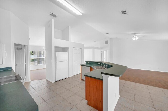 Building Photo - 446 SW S Quick Cir