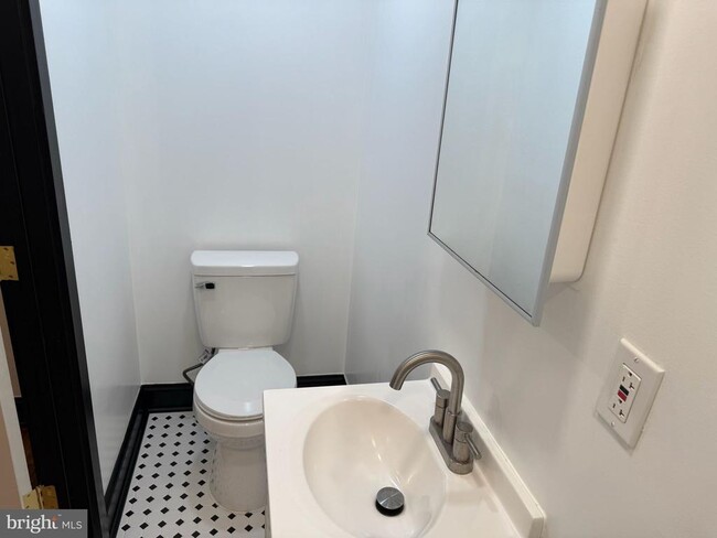 Building Photo - 412 Center Ave