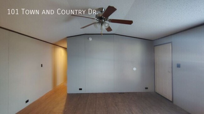 Foto del edificio - 101 Town and Country Dr
