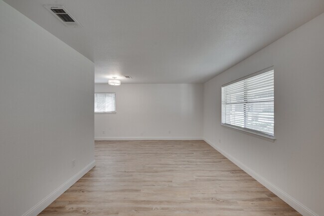Building Photo - 2707 Peachtree Ln