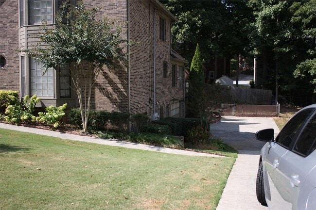 Building Photo - 2544 Leeshire Road - 1